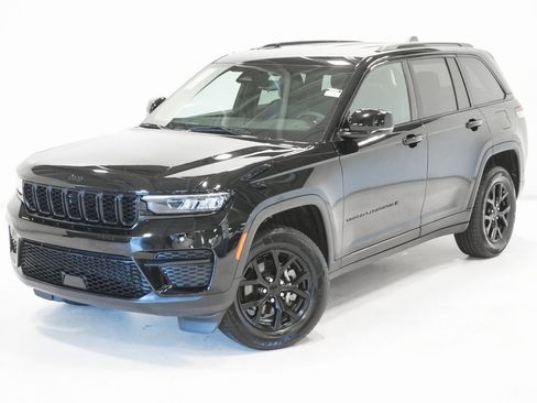 Certified 2024 Jeep Grand Cherokee Altitude image 2