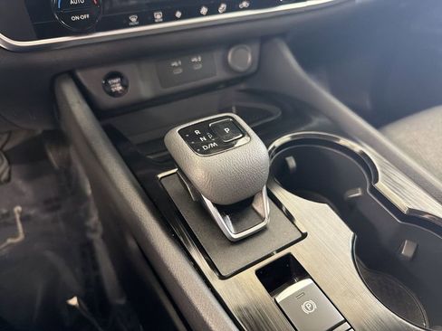 Certified 2025 Nissan Rogue SV image 28