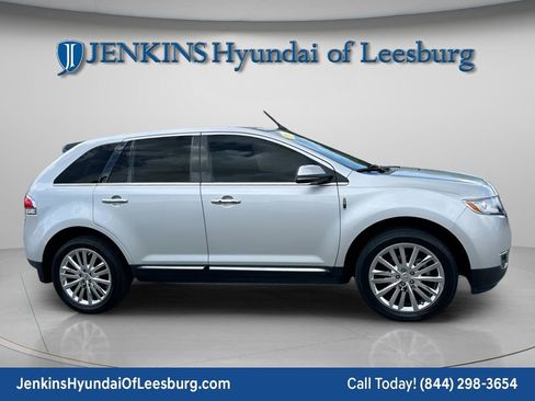 Used 2013 Lincoln MKX FWD image 2