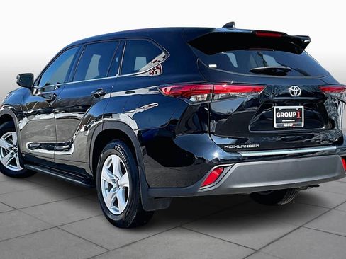 Used 2022 Toyota Highlander LE FWD image 11