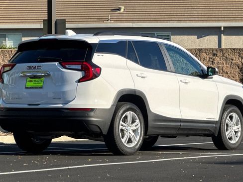 Used 2023 GMC Terrain SLE w/ Driver Convenience Package image 9