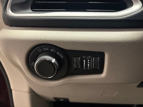 Used 2023 Chrysler Voyager LX FWD image 14