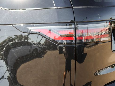 New 2026 Land Rover Discovery Limited Edition AWD/4WD image 11