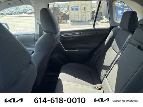 Used 2021 Toyota RAV4 LE AWD/4WD image 10