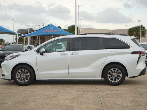 Used 2023 Toyota Sienna XLE image 3