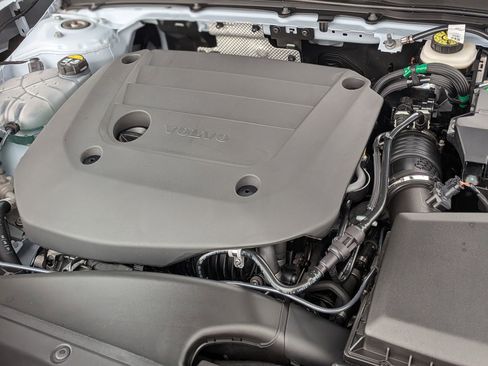 Used 2025 Volvo XC40 B5 Core image 36