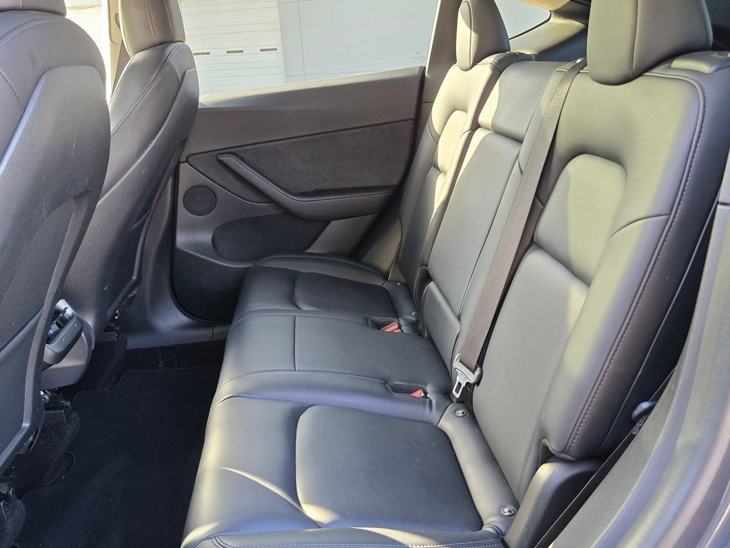 Used 2021 Tesla Model Y Long Range AWD/4WD image 23