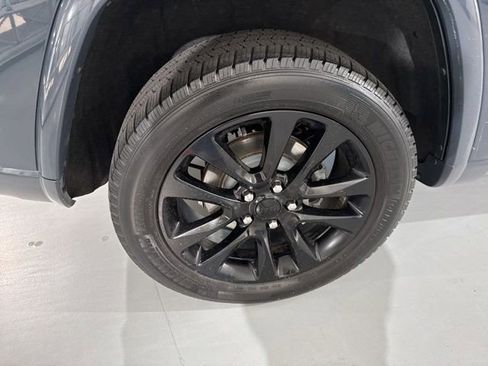 Used 2017 Jeep Grand Cherokee Altitude AWD/4WD image 13