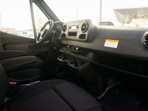 Used 2025 Mercedes-Benz Sprinter 2500 image 29