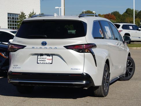 Used 2025 Toyota Sienna Platinum image 13