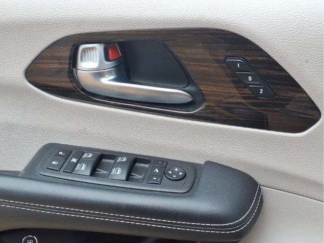 Used 2023 Chrysler Pacifica Limited FWD image 16
