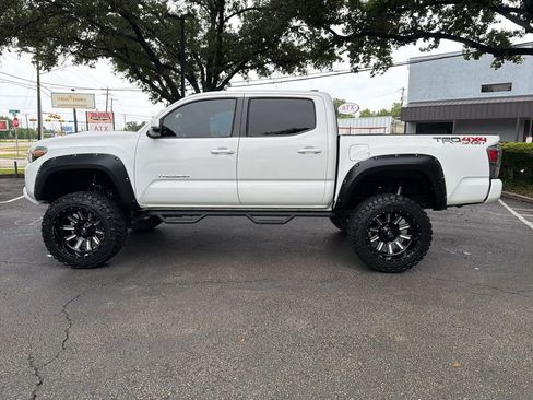 Used 2020 Toyota Tacoma TRD Sport AWD/4WD image 4