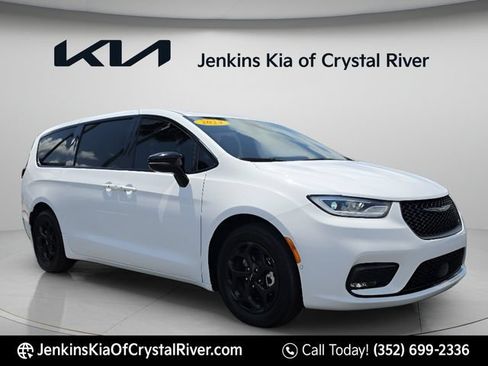 Used 2024 Chrysler Pacifica Limited w/ Uconnect Theater Family Group FWD image 17