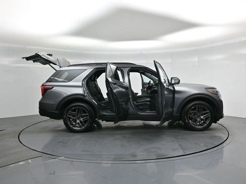Used 2025 Ford Explorer ST-Line w/ ST-Line Street Pack AWD/4WD image 5