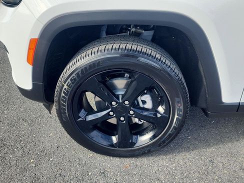 New 2025 Jeep Grand Cherokee Altitude image 9