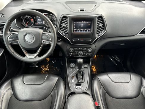 Used 2020 Jeep Cherokee Latitude Plus image 3