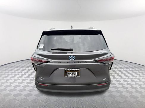 Used 2025 Toyota Sienna XLE FWD image 6