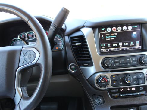 Used 2017 Chevrolet Suburban LT w/ LT Signature Package image 16