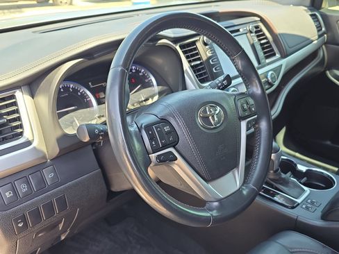 Used 2017 Toyota Highlander XLE FWD image 13