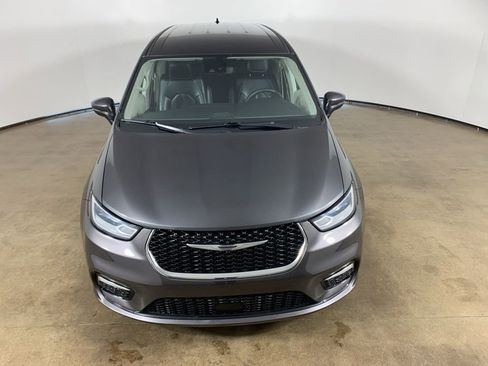 Used 2023 Chrysler Pacifica Touring-L image 4