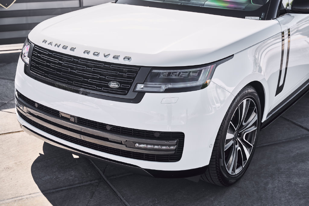 Used 2025 Land Rover Range Rover SE AWD/4WD image 6