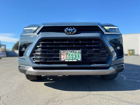 Used 2024 Toyota Grand Highlander Limited image 10