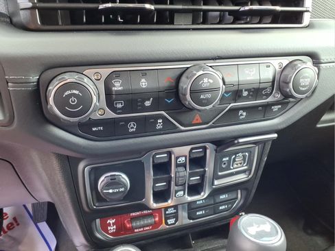 Used 2025 Jeep Wrangler Unlimited Rubicon AWD/4WD image 11