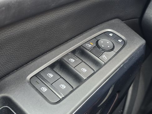 Used 2025 Nissan Pathfinder SV FWD image 24