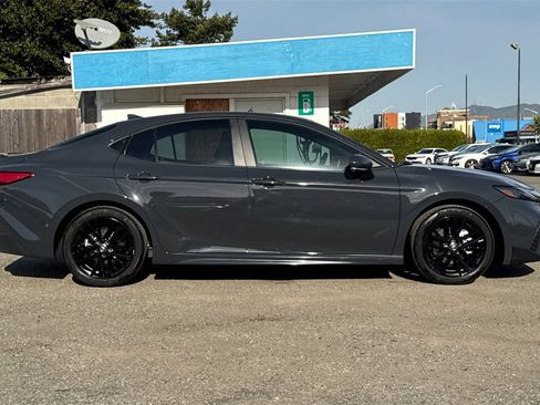 Used 2025 Toyota Camry SE image 3