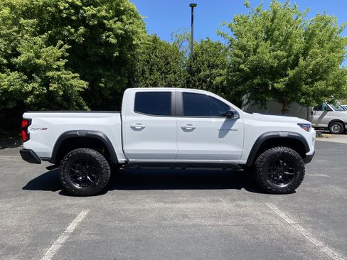 Used 2026 Chevrolet Colorado ZR2 w/ Technology Package AWD/4WD image 10