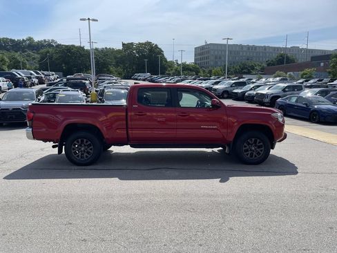 Used 2022 Toyota Tacoma SR5 AWD/4WD image 2