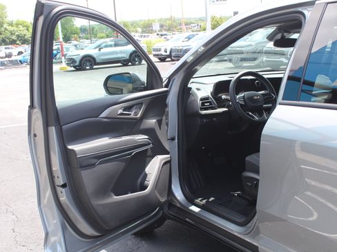 New 2026 Chevrolet Traverse LT w/ Sun and Wheel Package FWD image 8