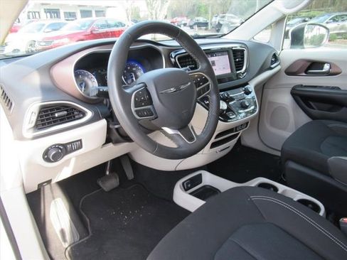 Used 2023 Chrysler Voyager LX image 14