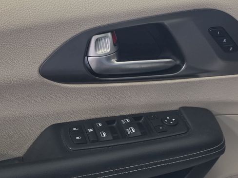 Used 2024 Chrysler Pacifica Limited FWD image 15