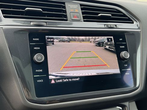 Used 2022 Volkswagen Tiguan SE w/ Panoramic Sunroof Package image 18