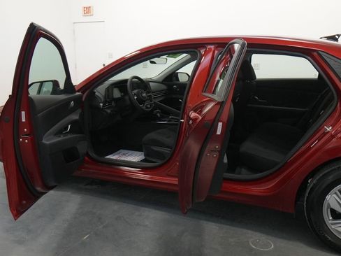 Certified 2025 Hyundai Elantra SE image 21