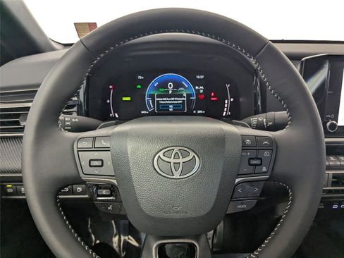 Used 2025 Toyota Camry SE image 12