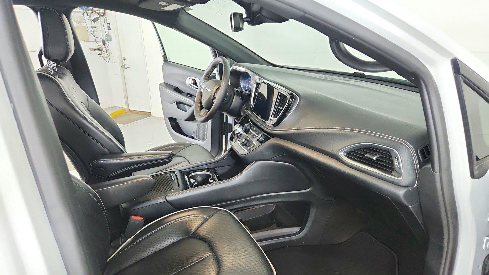 Used 2025 Chrysler Pacifica Limited FWD image 31