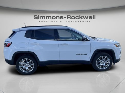 Used 2022 Jeep Compass Latitude image 8