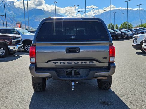 Used 2019 Toyota Tacoma TRD Off-Road w/ TRD Premium Off Road Package AWD/4WD image 4