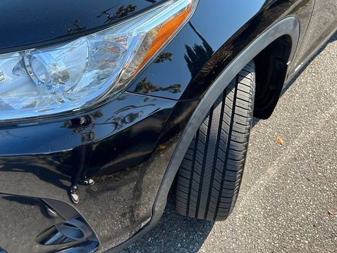 Used 2019 Toyota Highlander LE AWD/4WD image 2