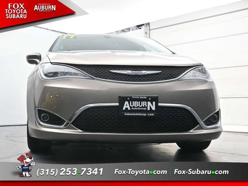 Used 2017 Chrysler Pacifica Touring-L FWD image 23