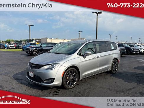 Used 2018 Chrysler Pacifica Touring Plus w/ S Appearance Package FWD image 4