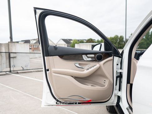 Used 2020 Mercedes-Benz GLC 300 4MATIC image 41