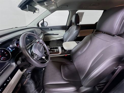 Used 2024 Kia Carnival LX image 19