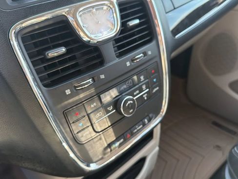 Used 2014 Chrysler Town & Country Touring FWD image 16