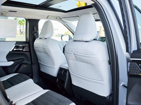 New 2026 Mitsubishi Outlander SE image 25