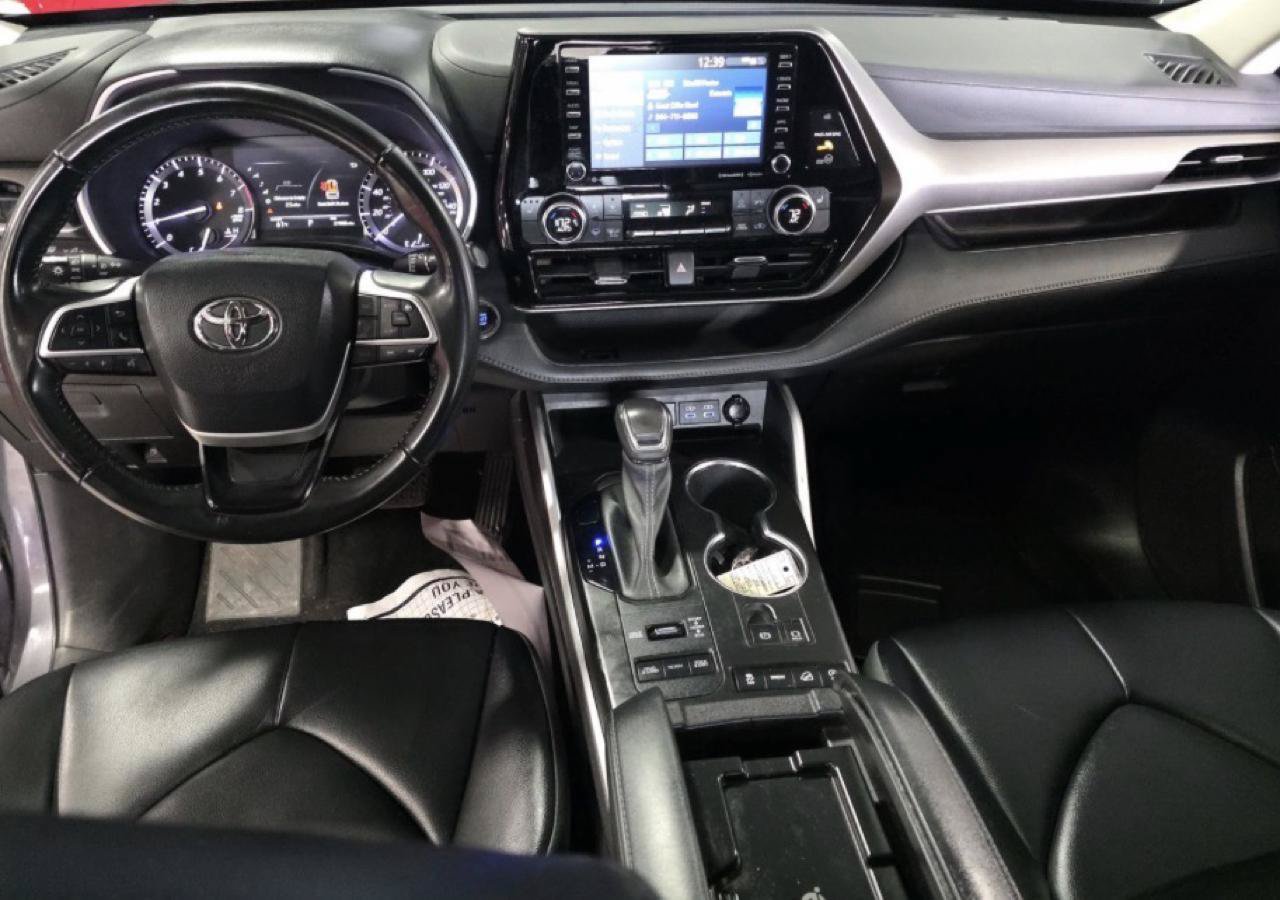 Used 2022 Toyota Highlander XLE AWD/4WD image 22
