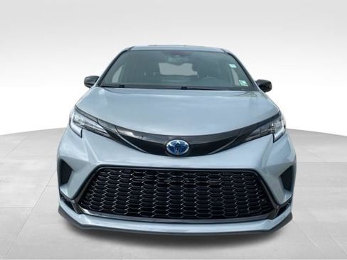 Used 2025 Toyota Sienna XSE w/ XSE Plus Package image 2