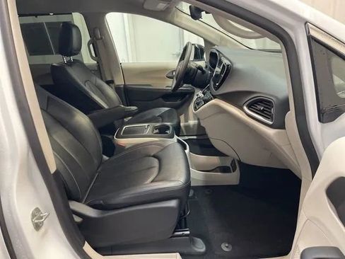 Used 2024 Chrysler Pacifica Touring-L image 16